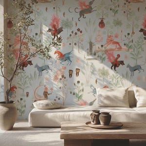 K&ouml;nnte beinhalten: Ein helles Wohnzimmer mit einer verspielten Tapete mit Fabelwesen und floralen Elementen. Ein beiges Sofa mit Kissen, ein Holztisch und ein Olivenbaum im Topf vervollst&auml;ndigen die Szene. Der Raum ist von nat&uuml;rlichem Licht durchflutet.