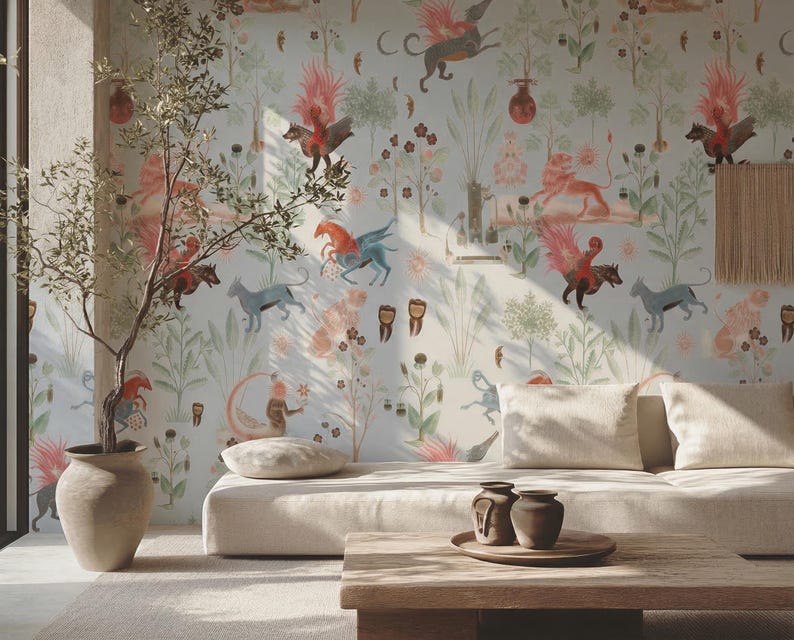 K&ouml;nnte beinhalten: Ein helles Wohnzimmer mit einer verspielten Tapete mit Fabelwesen und floralen Elementen. Ein beiges Sofa mit Kissen, ein Holztisch und ein Olivenbaum im Topf vervollst&auml;ndigen die Szene. Der Raum ist von nat&uuml;rlichem Licht durchflutet.