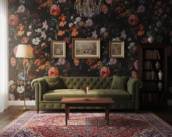 Peut inclure: Intérieur de salon avec papier peint floral sombre. Un canapé vert, une table basse en bois et un tapis rouge à motifs sont devant le papier peint. Un lampadaire et des tableaux encadrés sont également visibles.