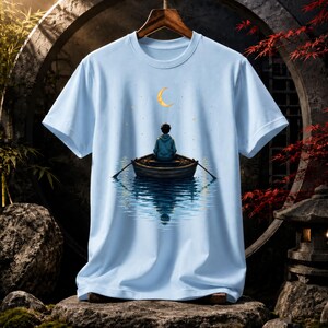 T-shirt « Garçon en bateau sous un croissant de lune », T-shirt graphique « Océan nocturne onirique », T-shirt esthétique « Solitude », Sweat-shirt « Lac calme »
