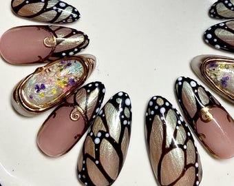 Elegante juego de uñas postizas con mariposas iridiscentes encantadas / Uñas almendradas / Uñas postizas de lujo