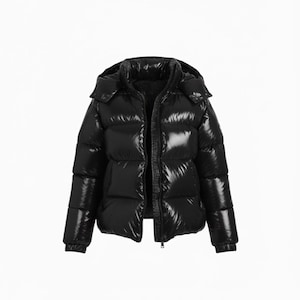 Puede incluir: Una chaqueta acolchada negra brillante con capucha. La chaqueta tiene un aspecto acolchado brillante y una cremallera completa. Las mangas tienen puños elásticos. Este abrigo de invierno está diseñado para brindar calidez y estilo.