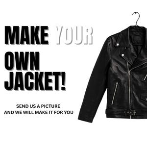 Könnte beinhalten: Schwarze Lederjacke mit silbernem Reißverschluss und Gürteldetail, hängt an einem schwarzen Kleiderbügel. Der Text "MAKE YOUR OWN JACKET!" ist in fetten schwarzen Buchstaben dargestellt, darunter der Text "SEND US A PICTURE AND WE WILL MAKE IT FOR YOU".