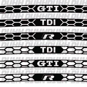 Peut inclure: Ensemble de six autocollants de voiture noirs et blancs. Les autocollants présentent un motif en nid d'abeille et les textes "GTI", "TDI" et "R". Les autocollants incurvés sont conçus pour être appliqués sur une voiture.