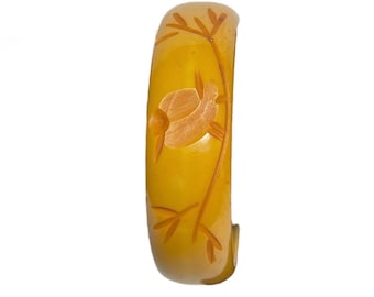 1930er Jahre Vintage Bakelit Butterscotch geschnitzter Vogel Armreif