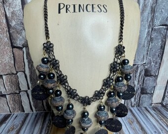 Luxe Boho Metall und Perlenhalskette