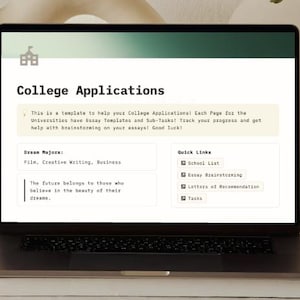 Puede incluir: Un ordenador portátil muestra una plantilla de "Solicitudes universitarias" con secciones para plantillas de ensayos y enlaces rápidos. El texto en la pantalla habla sobre la lluvia de ideas y el seguimiento del progreso. El portátil está sobre una superficie blanca.