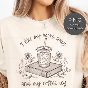 Puede incluir: Camiseta color crema con un diseño gráfico. El diseño presenta un libro, una taza de café con cubitos de hielo y el texto "I like my books spicy and my coffee icy." La imagen también incluye el texto "PNG DIGITAL DOWNLOAD."