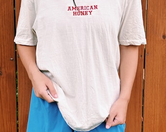 Camiseta americana bordada con la frase 'American Honey', camiseta country americana, bordado americano, regalo para amantes del country.