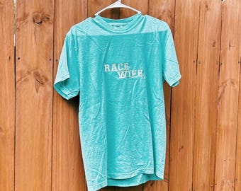 Camiseta bordada de carreras con la frase "Esposa de corredor", divertida camiseta de deportes de motor, bordado para aficionados a las carreras, regalo para amantes de los coches.