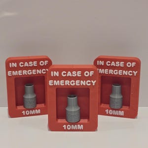 Könnte beinhalten: Drei rote Plastikboxen mit dem Text "IM NOTFALL" in weiß gedruckt. Jede Box enthält eine 10-mm-Stecknuss und den Text "10MM" in weiß gedruckt.