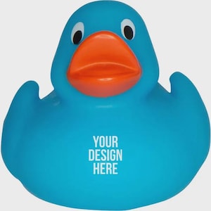 Op de afbeelding: Een felblauwe rubberen eend met een grote oranje snavel. De eend heeft een witte inscriptie met de tekst "YOUR DESIGN HERE".