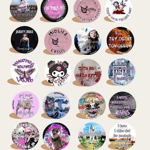 Puede incluir: Una colección de botones redondos con varios diseños y texto. Los botones presentan imágenes de personas, personajes de dibujos animados y frases como "Everything You Hate" e "Is This It". La paleta de colores incluye rosa, morado y negro.