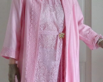 1960-–1970-talet ROSA SPETSKLÄNNING med rosa kappa