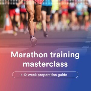 Könnte beinhalten: Eine Gruppe von Läufern bei einem Marathon, wobei ein Läufer im Vordergrund ein rotes Shirt und schwarze Shorts trägt. Der Text "Marathon training masterclass" und "a 12-week preparation guide" wird auf einem Farbverlaufshintergrund angezeigt.