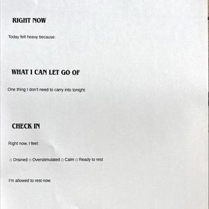 Può includere: Un foglio di carta bianco intitolato "5-Minute Evening Reset" con spunti di riflessione. Il testo include sezioni per identificare sentimenti pesanti, lasciar andare, controllare le emozioni e riconoscere il completamento. Il foglio è progettato per una dolce fine della giornata.