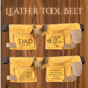 Könnte beinhalten: Gelber Leder-Werkzeuggürtel mit mehreren Taschen und Schlaufen. Der Gürtel hat oben den Text "LEATHER TOOL BELT". Eine Tasche trägt die Aufschrift "DAD EST. 2022". Eine andere Tasche hat eine Handgrafik und den Namen "Brian". Die letzte Tasche hat eine Familiengrafik und einen Bibelvers.