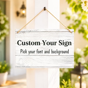 Könnte beinhalten: Rechteckiges Holzschild mit dem Text "Custom Your Sign" und "Pick your font and background" in Schwarz. Das weiße Schild hat eine verwitterte Holzmaserung und wird von einem Naturseil gehalten.