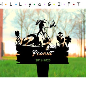 Può includere: Paletto da giardino in metallo nero con la sagoma di un cane e una farfalla, poggiato su una base con il nome "Peanut" e gli anni 2012-2025. Adatto per uso esterno, progettato per giardini e commemorazioni.