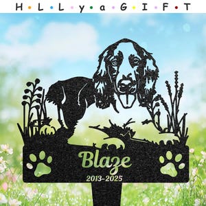 Könnte beinhalten: Schwarzer Metall-Gartenstecker mit einer Hunde-Silhouette, dem Namen "Blaze" und den Jahren 2013-2025. Das Design umfasst Pfotenabdrücke und Blätter, vor einem verschwommenen Hintergrund aus Himmel und Blumen. Der Text "H L L y a G I F T" befindet sich oben.