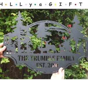 Cartello in metallo personalizzato con foresta di cervi, cartello personalizzato con nome di famiglia, caccia all'aperto, arredamento da fattoria, ornamento per baita con cognome, regalo di famiglia