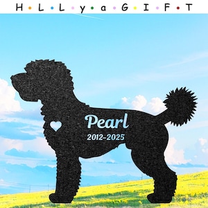 Könnte beinhalten: Schwarze Silhouette eines Hundes mit dem Namen "Pearl" und den Jahren "2012-2025" in Hellblau. Ein weißes Herz befindet sich auf der Brust des Hundes. Der Hintergrund ist ein blauer Himmel und grünes Gras.