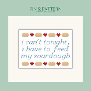 Puede incluir: Un diseño de punto de aguja con fondo blanco con el texto "i can't tonight, i have to feed my sourdough" en azul. El texto está rodeado por un borde de corazones rojos y panes marrones.