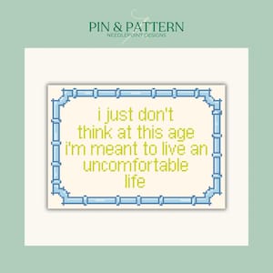 Peut inclure: Un motif de point d'aiguille avec une bordure bleue et blanche et le texte "i just don't think at this age i'm meant to live an uncomfortable life".
