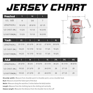 以下が含まれることがあります： 赤い文字でANYTEAM 23と書かれた白いバスケットボールジャージのサイズ表。表には、幼児、青少年、大人用のサイズがインチ単位で記載されており、着丈、胸囲、裾幅の測定方法を示す図解が含まれています。