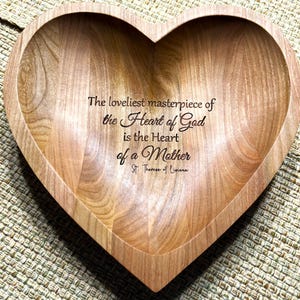 パーソナライズされたチェリーウッドハートボウル、母への贈り物