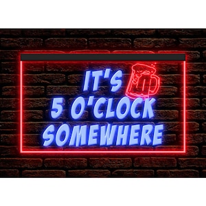 Könnte beinhalten: Neonschild mit dem Schriftzug "IT'S 5 O'CLOCK SOMEWHERE" in Blau, umrandet von Rot und mit einem Bierkrug-Design. Der Hintergrund ist eine Backsteinmauer, die eine Bar-Atmosphäre erzeugt.