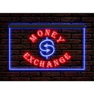 Könnte beinhalten: Rechteckiges Neonschild mit den Worten "MONEY EXCHANGE" in roter, geschwungener Schrift. Ein blaues Doppelpfeilsymbol befindet sich in der Mitte. Das Schild hat einen blauen Rahmen und ist an einer Backsteinmauer befestigt.