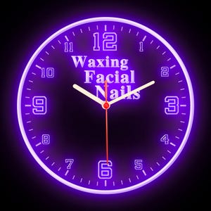 Puede incluir: Un reloj de neón morado con números y manecillas negros. La esfera del reloj dice "Waxing Facial Nails".