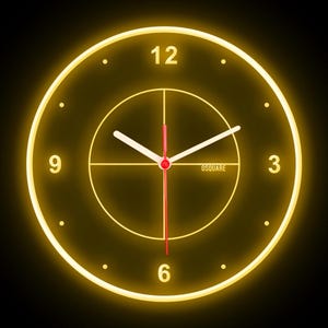 Peut inclure: Une horloge au néon jaune avec des chiffres noirs et une aiguille des secondes rouge. Le cadran de l'horloge a un cercle plus petit au centre avec le mot "OSQUARE" imprimé à l'intérieur.