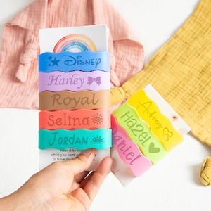 Étiquettes pour biberons personnalisées, Colliers pour biberons gravés, Colliers pour biberons pour enfant, Étiquettes pour biberons, Étiquette pour gobelet, Collier cadeau gravé, Etiquette nominative pour garderie