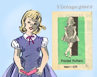 Op de afbeelding: Vintage naaipatroon voor een meisjesjurk. Het patroon toont een jong meisje dat een blauwe jurk draagt met een witte kraag en een rode strik. Het patroon is geëtiketteerd met "Gedrukt patroon 9384 - Maat 6".