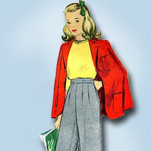 Peut inclure: Une femme portant un blazer rouge, un pull jaune et un pantalon gris taille haute. Elle tient un livre vert et porte un nœud vert dans les cheveux.