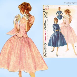 Peut inclure: Patron de couture vintage Simplicity 1373 pour une robe. Le patron est imprimé sur chaque pièce du patron. Le patron comprend trois styles de robes différents. Les styles de robes sont une robe rose avec une jupe ample, une robe bleue avec une jupe ample et une robe rose avec une jupe ample et un corsage ajusté.