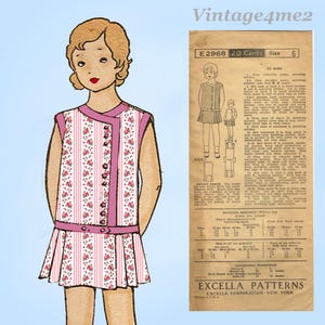 Può includere: Illustrazione di un modello di abito per bambini. L'abito è senza maniche con una stampa floreale rosa e bianca, rifiniture rosa e bottoni. Il modello include istruzioni e misure.
