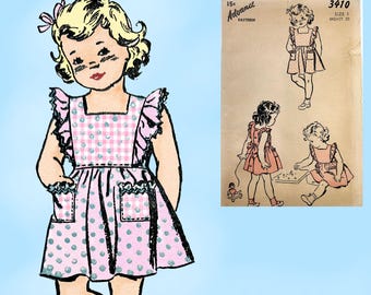 Op de afbeelding: Illustratie van een jong meisje in een roze polkadot en gingham schortjurk met ruches mouwen en zakken. De afbeelding bevat een vintage naaipatroon met de tekst "Advance Pattern" en "3410 SIZE 1 BREAST 20".