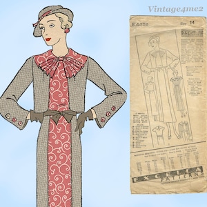 Può includere: Illustrazione di una donna con cappotto grigio e abito rosa fantasia. Il cappotto ha bottoni rosa e un cappello abbinato. A destra c'è un modello di cucito vintage Excella Patterns.