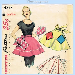 Könnte beinhalten: Vintage Schnittmuster-Illustration mit einer Frau in einem schwarzen Oberteil und einer rosa Schürze mit Ofenhandschuhen. Das Muster enthält Abbildungen von Schürzen in Gelb mit roten und blauen Quadraten und Weiß mit roten Punkten. Der Text lautet "4858" und "One Size".