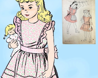 Op de afbeelding: Illustratie van een jong meisje in een roze bloemenjurk en schort, met een pop in haar handen. De jurk heeft een gerimpelde halslijn en een strik op de rug. Een vintage naaipatroon is zichtbaar met de tekst "ADVANCE" en "SIZE 6 BREAST 24".