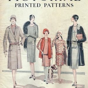 Może przedstawiać: Ilustracja mody w stylu vintage z 1928 roku, przedstawiająca kobiety w stylowych sukienkach i płaszczach. Obraz, zatytułowany "Pictorial Printed Patterns", prezentuje różne projekty, w tym psa na smyczy. Tekst brzmi "Always Something Different!" i "Illustrating AUGUST 1928 patterns."