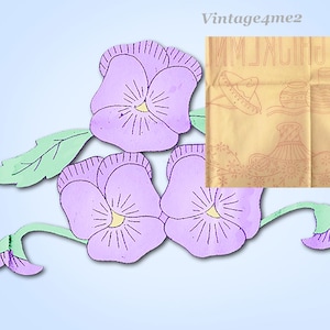 Puede incluir: Un patrón de bordado vintage con tres pensamientos morados con hojas y tallos verdes. El patrón está sobre un fondo amarillo con el texto "Vintage4me2" y "EFGHIJKLMN" en rojo.