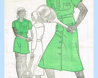 Puede incluir: Un sobre de patrón de costura vintage New York Pattern 219 para talla 10, con ilustraciones de un vestido verde con cuello y un conjunto de pantalones cortos a juego. El diseño incluye raquetas de tenis, detalles de botones y el logo Ladies Home Journal Style.