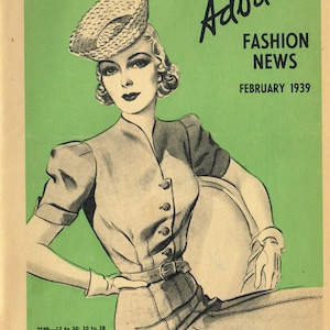 Puede incluir: Portada de revista de moda vintage con fondo verde. La ilustración presenta a una mujer con sombrero, vestido y guantes. El título de la revista "Advance FASHION NEWS" y la fecha "FEBRUARY 1939" se muestran. La portada también incluye información de tallas.