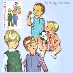 Op de afbeelding: Vintage illustratie van patronen voor kinderkleding. De afbeelding toont tekeningen van jonge kinderen in verschillende outfits, waaronder overalls en rompers. Een patroon-envelop is zichtbaar in de linkerbovenhoek, met het nummer 6157 en het Simplicity-logo.