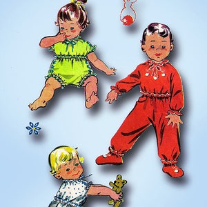 Könnte beinhalten: Drei Kinder in Schlafanzügen, eines in Grün, eines in Rot und eines in Weiß mit blauen Punkten. Das Kind in Rot hält ein Stofftier-Kaninchen. Das Kind in Weiß hält einen Teddybären.