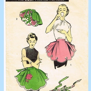 Könnte beinhalten: Vintage-Schnittmuster für drei verschiedene Schürzenmodelle. Das Schnittmuster heißt "Advance Sew-Easy Pattern" und die Musternummer ist 7751. Die Schürzen sind in rosa, grün und mit Blumenmuster dargestellt.